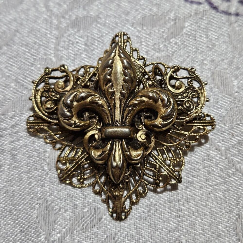 vintage coquette romantic fleur de lis gold tone brooch